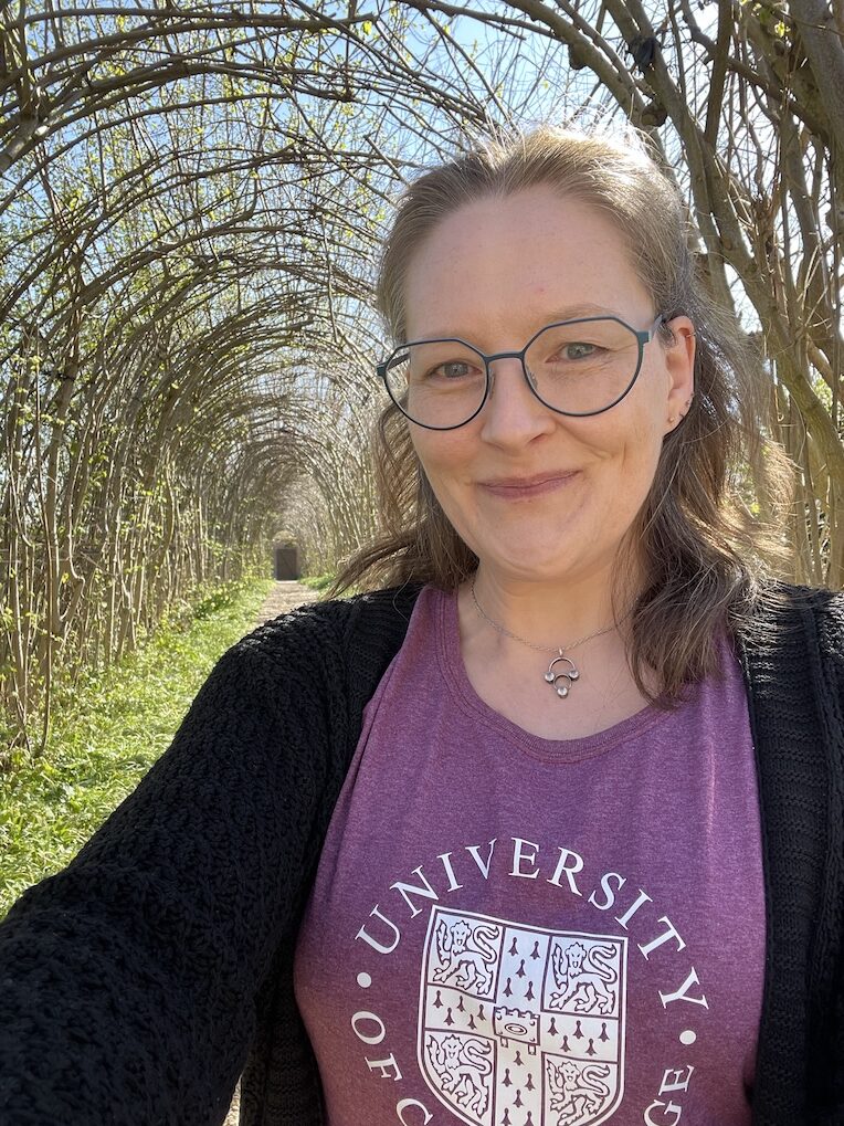 Klaudia an der Universität Cambridge, UK, Madingley Hall im April 2025