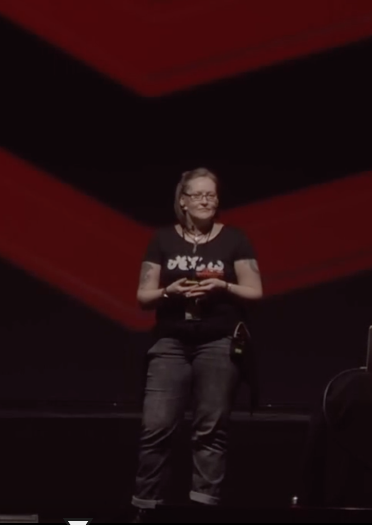 Foto von Klaudia auf der Bühne beim Vortrag "Digitale Kompetenzen vermitteln" beim 36c3