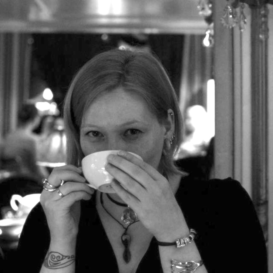 Foto von Klaudia mit einer Teetasse