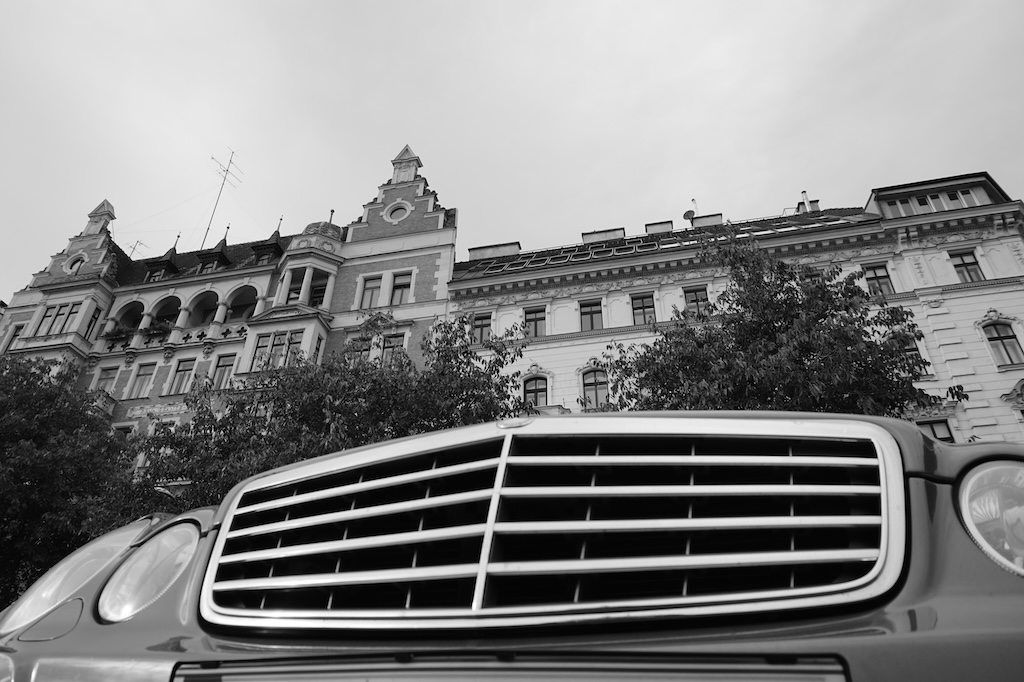 Foto des Kühlergrills eines großen Autos von unten